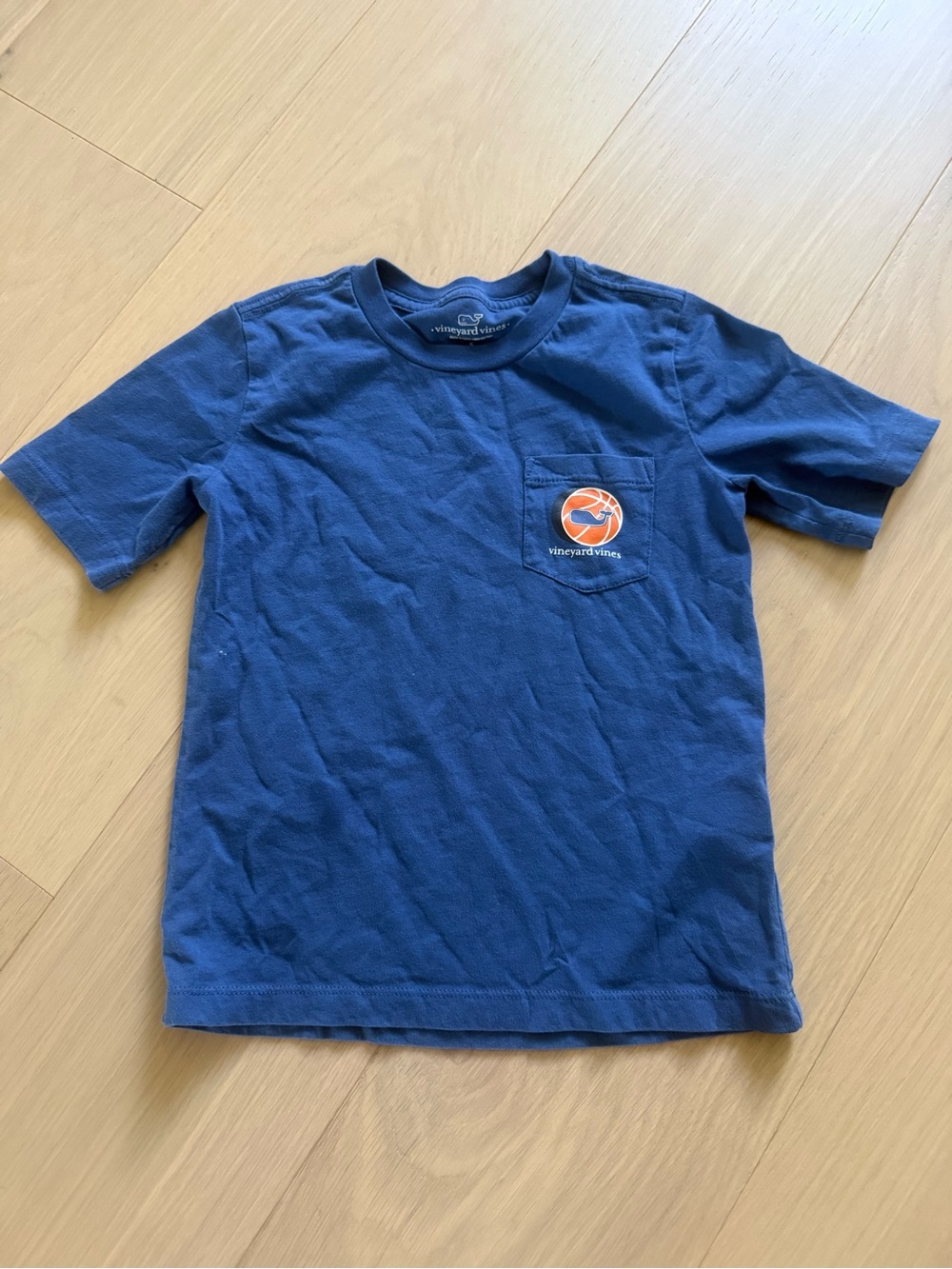 Vineyard Vines Boys' Navy basketball Pocket Tee - size 5
